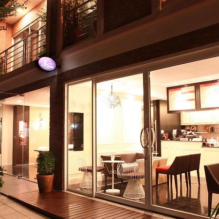 Mirth Sathorn Hotel Бангкок Экстерьер фото