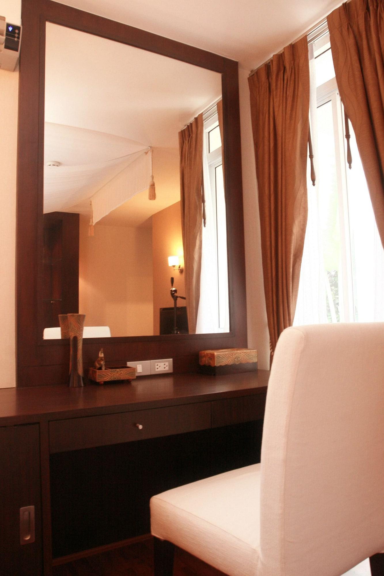 Mirth Sathorn Hotel Бангкок Экстерьер фото