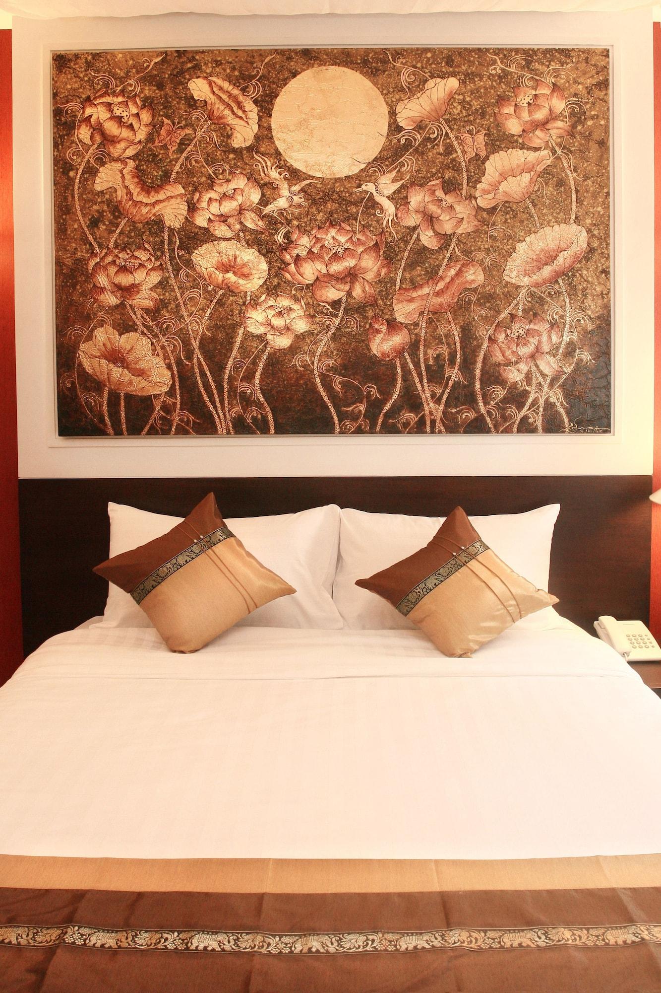 Mirth Sathorn Hotel Бангкок Экстерьер фото