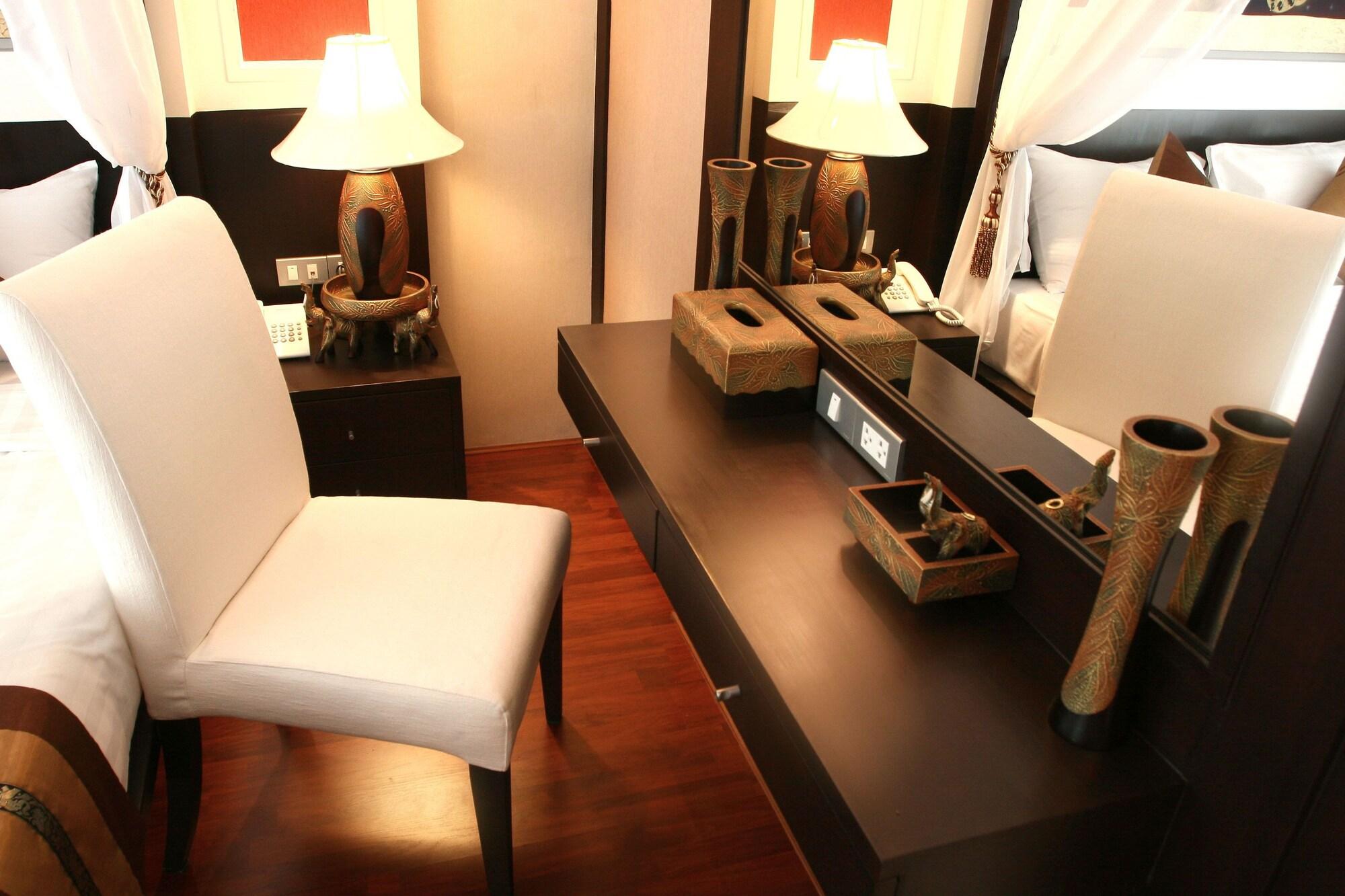 Mirth Sathorn Hotel Бангкок Экстерьер фото