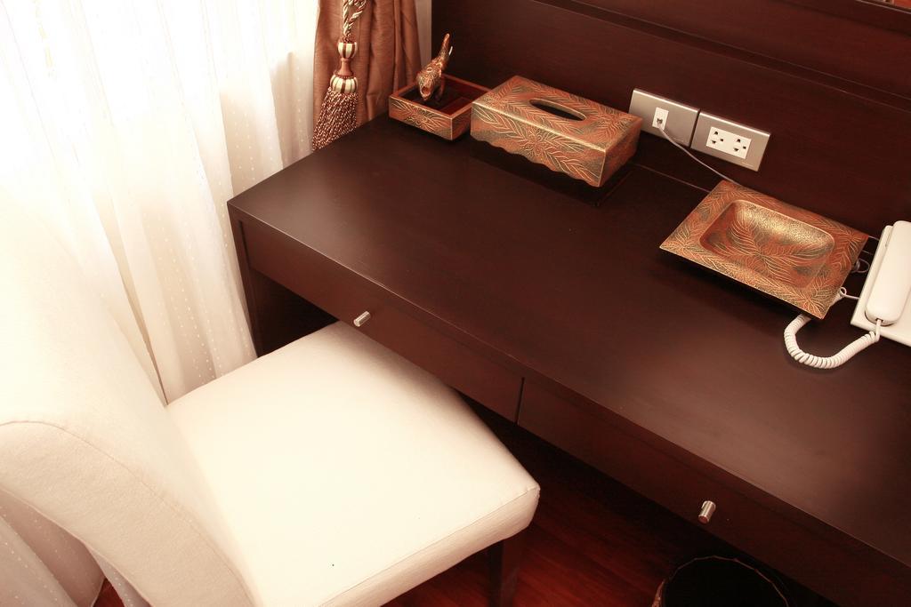 Mirth Sathorn Hotel Бангкок Экстерьер фото